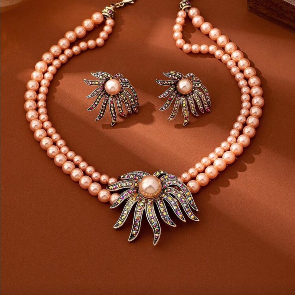 Elegant Pearl and Gold Necklace Set